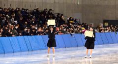 卒業式を終えて参加した帯広三条高生。卒業証書を持って滑走する西川想乃さん（右）と小島楓さんに来場者から祝福の拍手が贈られた
