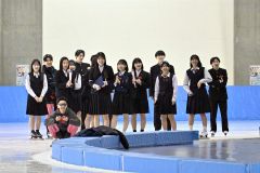 卒業式後に駆けつけた帯広三条高の生徒は多くが制服姿で滑走した