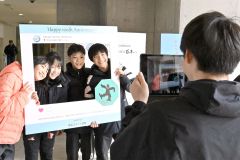 会場内の写真スポットで笑顔を見せる小学生たち