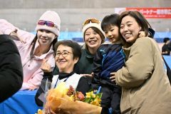 還暦を迎えた十勝中体連クラブの恩師・辻ゆかりさん（左から２人目）に花束を手渡した押切美沙紀さん（左）と高木菜那さん（中央）