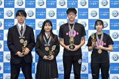 中学・高校の部の年間最優秀選手表彰者。左から久保颯大さん、奥秋静子さん、宮本哲朗さん、山本彩瑛さん