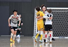 【決勝・バルドラール浦安－ＳＷＨレディース西宮】前半１２分、浦安の澁川鈴菜（右から２人目）が先制点を上げ仲間選手と抱き合う