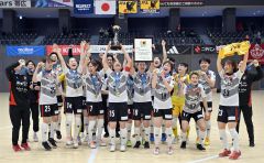 トロフィーと賞状を手に喜びを表すバルドラール浦安の選手たち