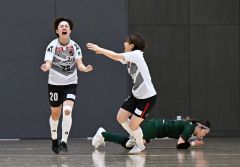 【決勝・バルドラール浦安－ＳＷＨレディース西宮】前半１２分、浦安の澁川鈴菜（左）が先制点を上げガッツポーズ