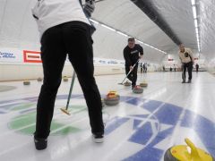 ストーンを追う選手