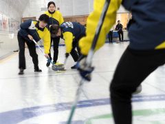 力強くスイープする帯畜大の選手