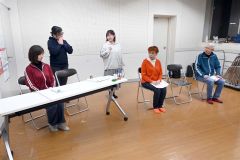 ４月の旗揚げ公演に向けて稽古に励む劇団員ら