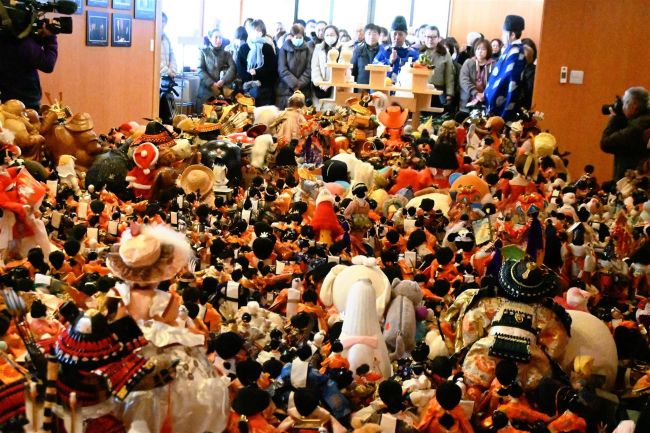 音更神社で人形供養　人形数千体