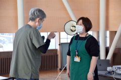 「認知症ケアのポイント」を講演した角熊医師（左）