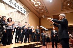 合唱指揮の渡部裕隆さん卒寿祝う　教え子ら７３人