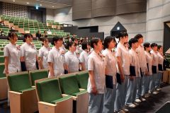 卒業証書を手にした卒業生