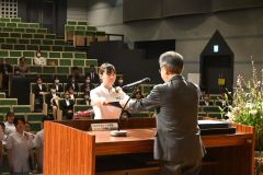 吉田学校長から卒業証書を受け取る卒業生