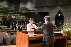 吉田学校長から卒業証書を受け取る卒業生