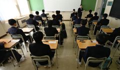 注意事項を聞きながら試験開始を待つ受験生（４日午前９時ごろ、幕別清陵高校で。須貝拓也撮影）
