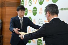 福地教育長（右）から文部科学大臣優秀教職員表彰の伝達を受ける森教諭（左）
