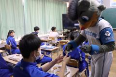 生徒にサイン入りのカードを配布して交流するＢ・Ｂ