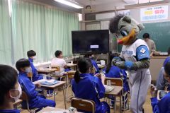 Ｂ・Ｂは生徒にサイン入りのカードを配布して交流を深めた