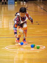 フライ返しでボールを運ぶ参加者