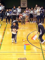 リレーで疾走する親子