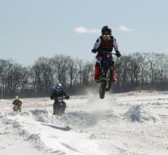 雪上コースで熱戦を展開するライダーたち