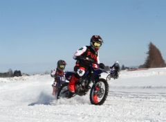 雪上コースで熱戦を展開するライダーたち