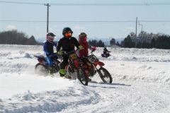 雪上コースで熱戦を展開するライダーたち