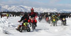 帯広スノーライディング、雪上でバイク４３台が熱走　３時間耐久レース楽しむ