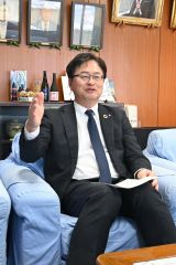 ２期目の政策について語る按田氏