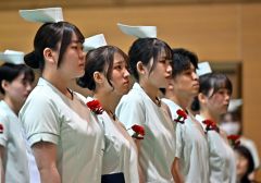 地域医療支える決意胸に　帯高看で卒業式 12