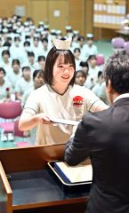 佐澤学院長から卒業証書を受け取る卒業生（４日、塩原真撮影）