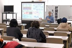 医療講演を行う医師の川西輝明さん