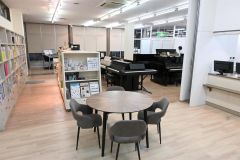 より開放的な空間にリニュアールした旭センターのショップフロア。音楽教室の受け付けなど、各種支払い関係も１階のレジに集約した