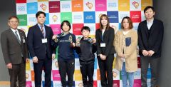 小堀教育長（左）大会結果を報告した（左３人目から）石川さん、老月さん