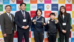 小堀教育長（左）大会結果を報告した（左３人目から）石川さん、老月さん