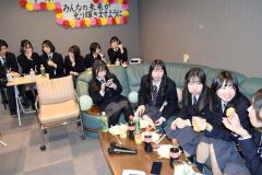 町民有志が池高生に卒業祝いのパーティー 2