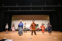 １５日の公演に向け実際のステージで練習する劇団パズルの団員たち