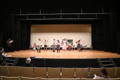踊っている「青空学園」の子どもたち