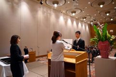 池上校長から学園賞を手渡される全ダニエルさん