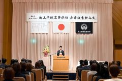 答辞を述べる全ダニエルさん