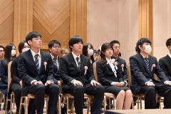 卒業式に臨んだ生徒たち