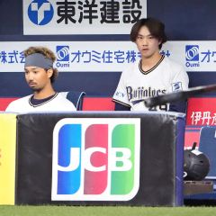 【オリックス―楽天】試合前にベンチで先発登板を待つオリックスの片山楽生（右、京セラドーム、大賀章好撮影）