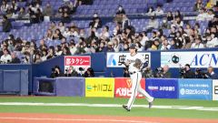 【オリックス－楽天】オープン戦の先発マウンドに向かうオリックス・片山楽生＝京セラドーム（大賀章好撮影）