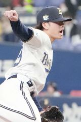 【オリックス－楽天】オープン戦に先発登板しランナーを許すも１回を無失点に抑えるオリックス・片山楽生＝京セラドーム（大賀章好撮影）