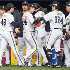 【オリックス－楽天】オープン戦に先発登板しランナーを許すも１回を無失点に抑えるオリックスの片山楽生（中央。京セラドーム、大賀章好撮影）