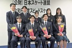 在校生と記念撮影する修了生（前列）。右から平林美優、佐藤真翔、浦川迅、村下巧