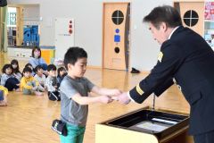 修了証を受け取る澤辺賢ちゃん