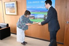 賞野口局長から状を受け取る中村代表