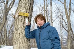 ひそかなブーム？　牛乳山で牛乳を飲む