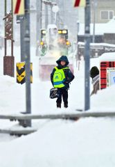 降雪の中、登校する児童（６日午前８時ごろ、大樹町内で。金野和彦撮影）