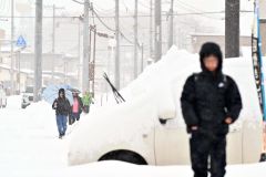 降雪の中、登校する児童（６日午前８時ごろ、大樹町内で。金野和彦撮影）